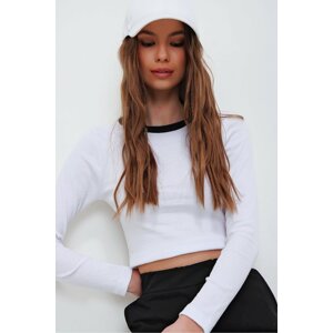 Trend Alaçatı Stili Women's White Contrast Crewneck Crop Camisole Blouse