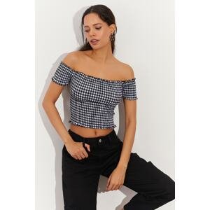 Cool & Sexy Women's Ecru-Black Gippie Plaid Crop Top İZ9U