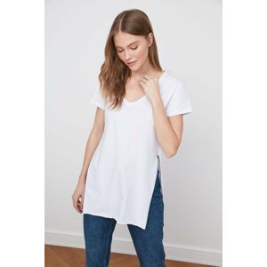 K&H TWENTY-ONE Women's Short Sleeve Basic Tshirt with slits at the sides.