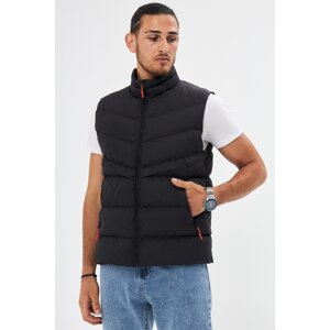 River Club Men's Lined Water And Windproof Black Inflatable Vest.
