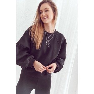 Loose insulated sweatshirt with black leggings