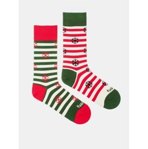 Piros-zöld mintás Fusakle karácsonyi zokni a hóban